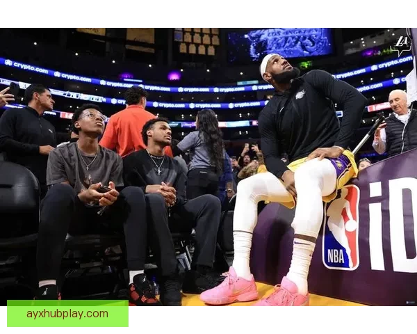 詹姆斯假传迷惑对手 布朗尼助攻艾顿完成震撼双手扣篮