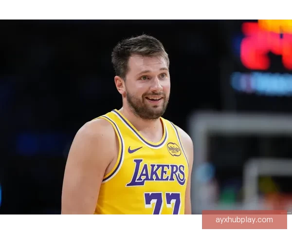 詹姆斯背靠背三双创历史新高 与东契奇激情熊抱庆祝胜利